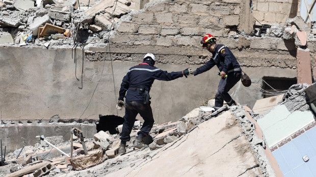 Efectivos de emergencias realizan labores de rescate en un pueblo al sur de Marrakech