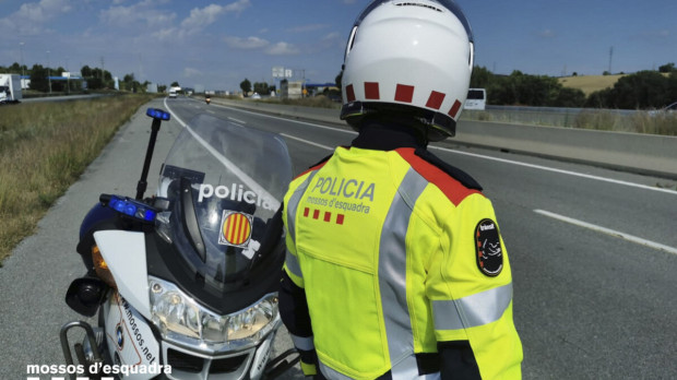 Los Mossos d'Esquadra patrullan en las carreteras catalanas