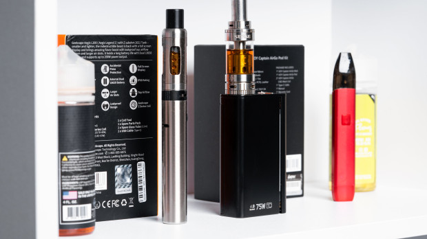 Cigarrillos electrónicos y vapeadores