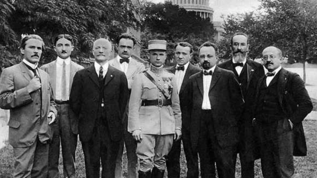 Milan Rastislav Stefánik (en el centro, de uniforme) durante una visita a Washington en 1910