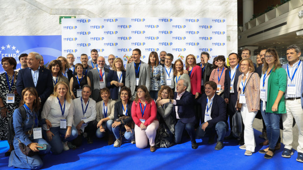 Foto de familia de participantes en la celebración del Pleno de la FEMP este sábado tras la asamblea que ha celebrado la institución