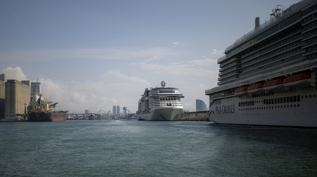 Varios barcos en el puerto marítimo de Barcelona