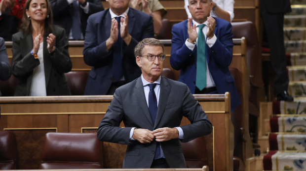 MADRID, 27/09/2023.- El candidato a la presidencia del Gobierno y presidente del PP, Alberto Núñez Feijóo, escucha la intervención de la portavoz de su grupo, Cuca Gamarra, en la segunda jornada del debate de su investidura, en el Congreso este miércoles. EFE/Juan Carlos Hidalgo
