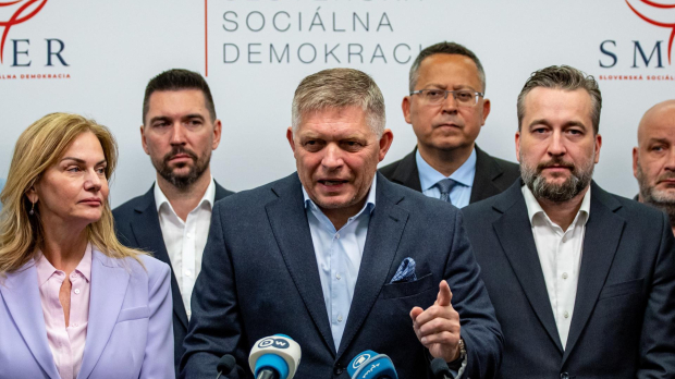 Bratislava (Slovakia (slovak Republic)), 01/10/2023.- Slovak former Prime Minister and chairman of the Smer-SD party Robert Fico (C) talks to media after Slovakia's parliamentary elections at party's headquarters in Bratislava, Slovakia, 01 October 2023. According to official results, Smer-SD party with leader Robert Fico won the parliamentary elections with almost 23 percent. Progresivne Slovensko party (Progressive Slovakia) ended up behind him, with almost 18 percent. (Elecciones, Eslovaquia) EFE/EPA/MARTIN DIVISEK