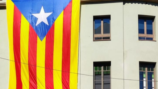 Estelada colgando de la fachada principal de la Escola Verd, en Gerona