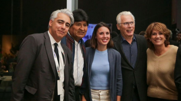 De izquierda a derecha: el exdiputado socialista chileno y fundador del Grupo de Puebla, Marco Enríquez-Ominami; el ex presidente de Bolivia Evo Morales; la ministra española de Igualdad, en funciones, Irene Montero; el ex magistrado de la AN Baltasar Garzón; con su pareja, la actual fiscal de Memoria Democrática, Dolores Delgado, ayer en el IX encuentro oficial de Puebla