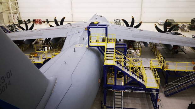 Un A400M es revisado en uno de los hangares