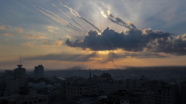 Vista de los daños causados por los cohetes lanzados desde la Franja de Gaza hacia Israel este sábado por la milicia de Ezz Al-Din Al Qassam, la rama militar de Hamas, en la localidad israelí de Ashkelon. Las Brigadas de Al Qasam han lanzado más de 5.000 cohetes desde Gaza a Israel, y que tienen secuestrados los cuerpos de decenas de soldados israelíes muertos en enfrentamientos en la frontera, y de al menos uno vivo. EFE/ Atef Safadi