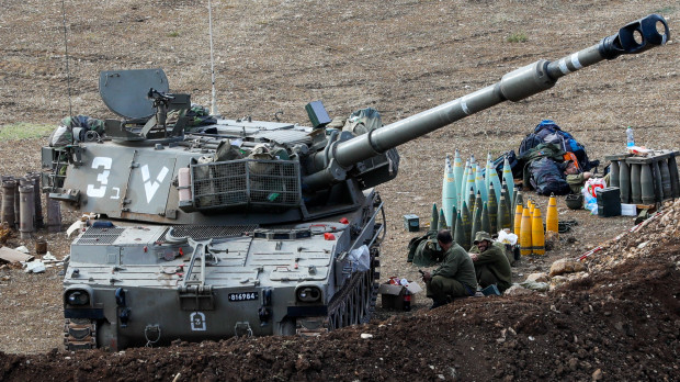 Un tanque y armamento israelí cerca de la frontera nacional con Líbano