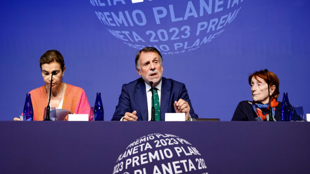 José Creuheras entra Rosa Regàs (d) y Carmen Posadas (i) en la Rueda de prensa el día previo a la entrega del LXXII Premio Planeta