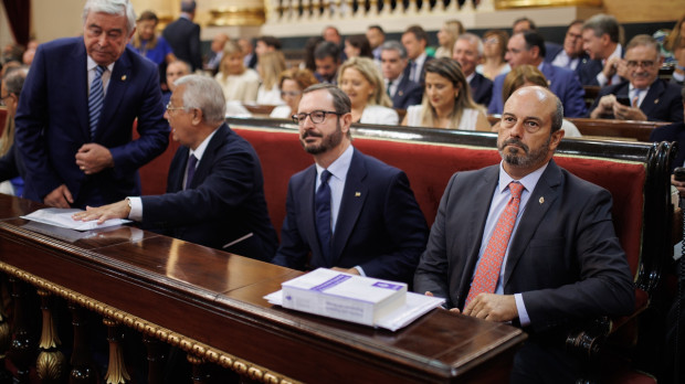 (D-I) El candidato del PP a la Presidencia del Senado y vicesecretario de coordinación autonómica del PP, Pedro Rollán; el portavoz del PP en el Senado, Javier Maroto; y el senador Javier Arenas; en el hemiciclo de la Cámara Alta antes de la Sesión Constitutiva, a 17 de agosto de 2023, en Madrid (España). El Congreso de los Diputados y el Senado surgidos de las elecciones generales del 23 de julio celebran hoy sus sesiones constitutivas, las primeras de la legislatura. La constitución de la XV Legislatura del Senado se hace hoy con 259 de los 265 senadores que conforman el total de la Cámara Alta, ya que aún faltan por designarse los parlamentarios en Murcia, Aragón, Asturias, La Rioja y Navarra tras las elecciones autonómicas del 28M. Estas comunidades autónomas aún no han designado a sus senadores, por lo que los seis parlamentarios no estarán en esta sesión constitutiva. Por ello, la mayoría absoluta necesaria para la Presidencia del Senado ha bajado hasta los 130 senadores. En los comicios del pasado 23 de julio el Partido Popular consiguió 120 senadores electos, que sí se suman a los 21 parlamentarios designados por el resto de comunidades, alcanzarían los 141 escaños obteniendo mayoría en el Senado. 17 AGOSTO 2023;SENADO;SENADORES;SESIÓN CONSTITUTIVA;SESIÓN CONSTITUTIVA SENADO;XV LEGISLATURA;PP;PARTIDO POPULAR; Alejandro Martínez Vélez / Europa Press (Foto de ARCHIVO) 17/8/2023
