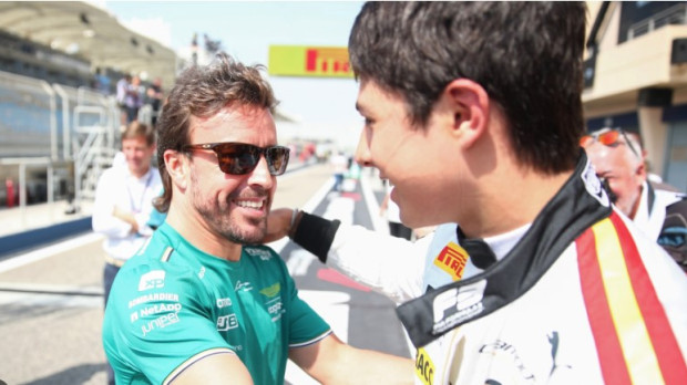 Fernando Alonso felicita a Pepe Martí esta temporada