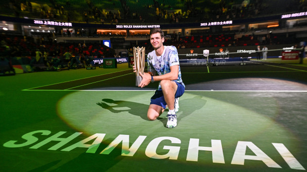 Hubert Hurkacz posa con el trofeo de campeón del Masters 1000 de Shanghái