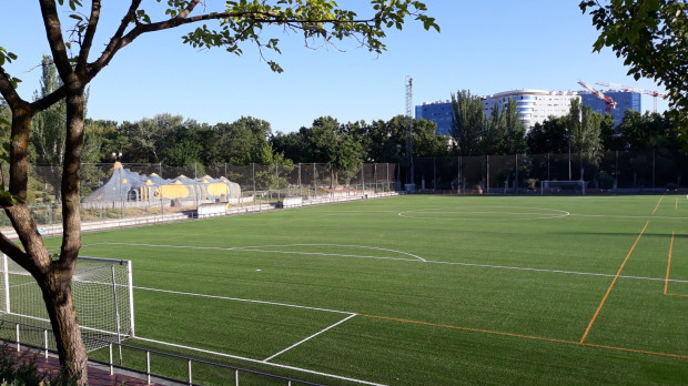 Campo de fútbol de hierba artificial