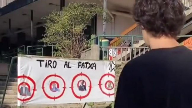 Un grupo de jóvenes juega al 'tiro al facha' en el patio de un instituto de Éibar