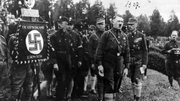 Hess (segundo desde la izquierda, detrás de Heinrich Himmler) fue uno de los primeros miembros del NSDAP