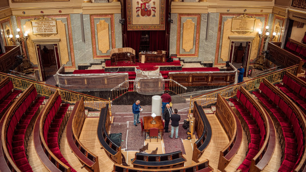 Varios empleados preparan el estrado del hemiciclo para la jura de la Constitución la Princesa de Asturias, en el Congreso de los Diputados, a 24 de octubre de 2023, en Madrid (España). El Congreso ha montado el estrado del hemiciclo en el que la Princesa de Asturias, Leonor de Borbón, jura la Constitución el próximo 31 de octubre, justo el día en el que alcanzará la mayoría de edad. Según han avanzado a Europa Press fuentes parlamentarias, el aspecto del hemiciclo será similar al de los actos de jura de la Carta Magna del ahora jefe del Estado, que tuvo lugar el 30 de enero de 1986, también coincidiendo con su décimo octavo cumpleaños, y del de su proclamación como Felipe VI, el 19 de junio de 2014. 24 OCTUBRE 2023;MADRID;HEMICICLO;CONGRESO DE LOS DIPUTADOS;CONSTITUCIÓN PRINCESA DE ASTURIAS Gabriel Luengas / Europa Press 24/10/2023