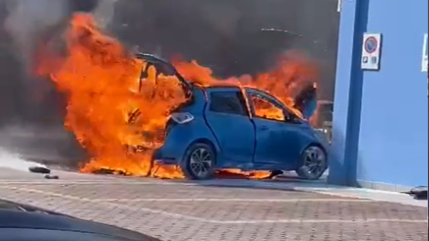 Los incendios en coches eléctricos son menos comunes que en coches de combustible
