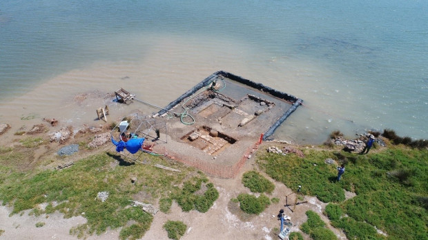 Imagen de los trabajos de excavación en la estoa sumergida en la isla griega de Salamina