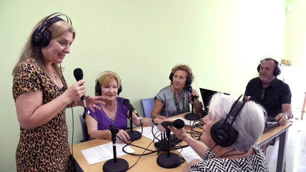Personas mayores participando en las actividades impulsadas por la Fundación ”la Caixa”.