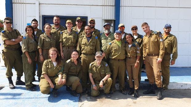 Participantes en el programa de Sar El España durante su voluntariado en una base israelí en 2019