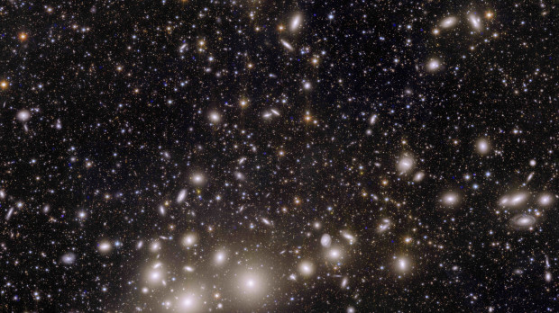 Clúster de galaxias de Perseo La imagen muestra 1.000 galaxias pertenecientes al cúmulo de Perseo y más de 100.000 galaxias adicionales más alejadas en el fondo. Perseo es una de las estructuras más masivas conocidas en el Universo, y está ubicada a 240 millones de años luz de la Tierra. Al mapear la distribución y las formas de estas galaxias, los cosmólogos podrán descubrir más sobre cómo la materia oscura dio forma al Universo que vemos hoy. "Esta es la primera vez que una imagen tan grande nos permite capturar tantas galaxias de Perseo con un nivel de detalle tan alto", señala la ESA.