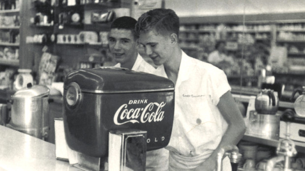 Uno de los primeros dispensadores de Coca-Cola, en Atlanta (EE.UU.), en 1948