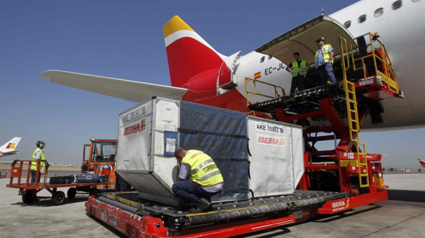 Embarque de mercancías en un avión de Iberia