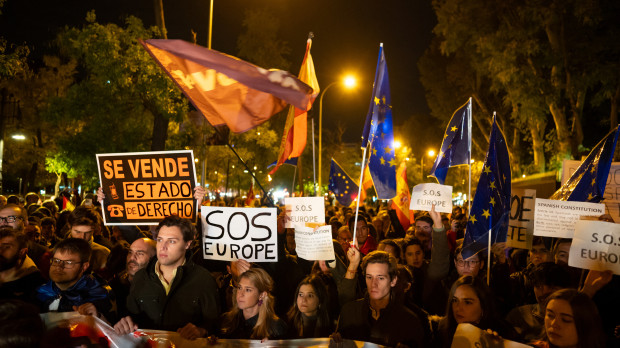 Manifestación contra la amnistía en la sede del Parlamento Europeo en Madrid