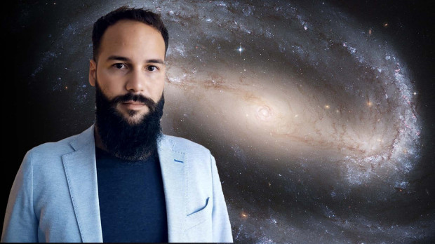 Fotomontaje del astrofísico Luca Costantin y una galaxia espiral barrada similar a la que él y su equipo han encontrado