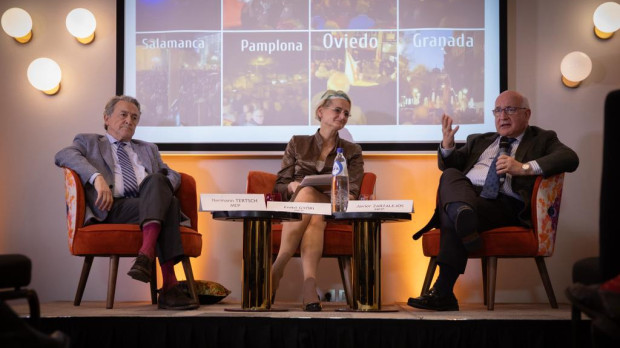 Los eurodiputados Hermann Tertsch (Vox) y Javier Zarzalejos (PP) durante el evento sobre la amnistía