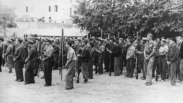 Los miembros de un batallón internacional, posiblemente el Batallón inglés en su despedida durante la Batalla del Ebro en el campo de fútbol de Marca octubre de 1938