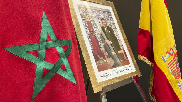 Las banderas de España y Marruecos, junto a un retrato del Rey de Marruecos, Mohammed VI