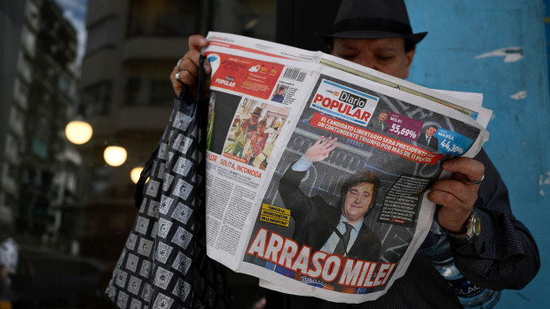 Un periódico argentino muestra la victoria de Javier Milei tras las elecciones en Argentina