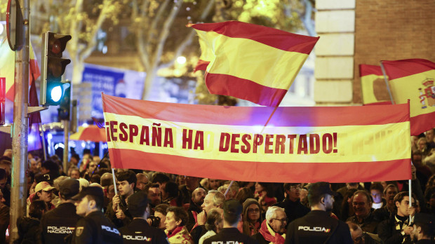 Manifestación contra la amnistía celebrada este lunes frente a la sede del PSOE en la calle Ferraz, en Madrid