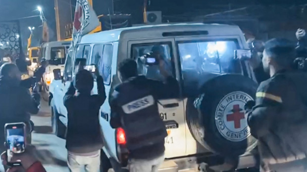Una ambulancia de la Cruz Roja traslada a los secuestrados liberados por Hamás
