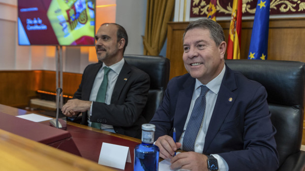 El presidente de la Junta de Castilla-La Mancha, Emiliano García-Page (d), y el presidente de las Cortes Regionales, Pablo Bellido, participan en el acto institucional con motivo del Día de la Constitución