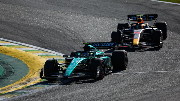 El Aston Martin de Fernando Alonso en una carrera esta temporada