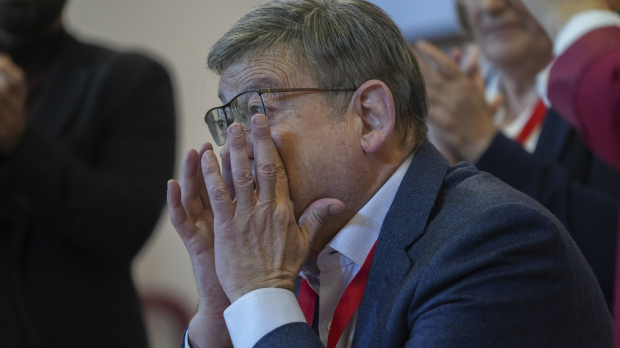 Ximo Puig, emocionado tras su discurso en el Comité Nacional del PSPV-PSOE en el que a anunciado un Congreso Extraordinario