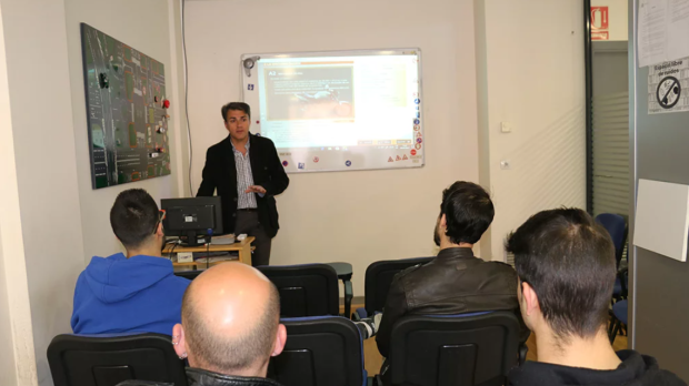 Varios alumnos, en una clase teórica de conducir