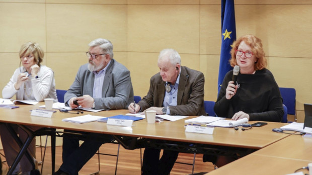 La liberal estonia Yana Toom (2d) durante una reunión de la delegación de eurodiputados de la Comisión de Peticiones