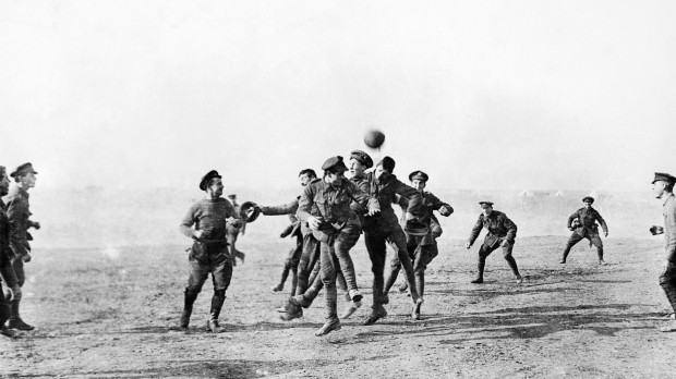 Oficiales y hombres del Tren de Municiones de la 26ª División jugando al fútbol en Salónica, Grecia, el día de Navidad de 1914