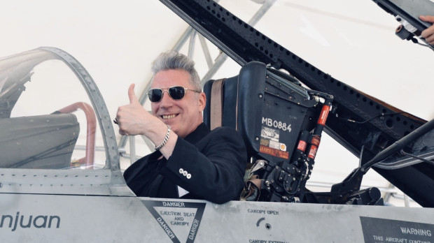 Loquillo visitó los F-18 del Ejército del Aire en la base de Torrejón