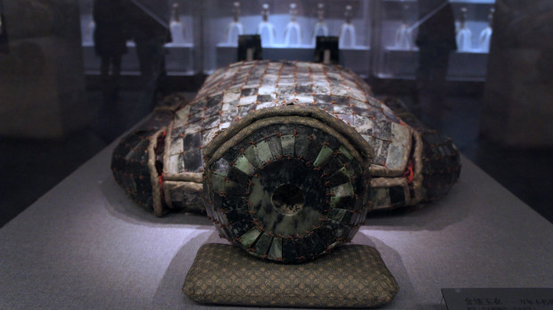Detalle de la sección de la cabeza del traje funerario de jade de Liu Sui, príncipe de Liang, de Han Occidental