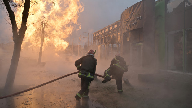 Un edificio destruido en Kiev durante bombardeos rusos de Nochevieja