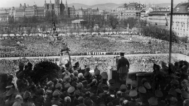Hitler pronuncia un discurso el 15 de marzo de 1938 desde el balcón del Palacio Imperial de Hofburg en Viena, Austria