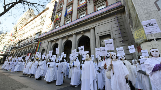 'Concentración fúnebre' organizada por organizaciones feministas frente al Ministerio de Igualdad este domingo para pedir que se contabilicen de forma oficial todos los feminicidios. EFE/ Víctor Lerena