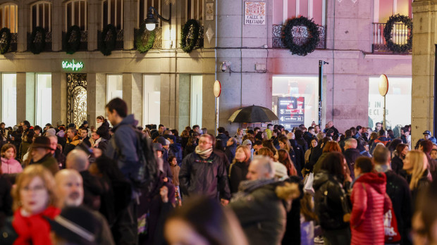 Madrileños y turistas en la calle Preciados de Madrid