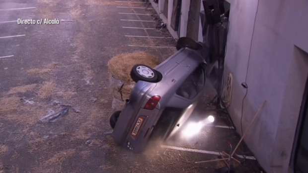 El coche conducido por un especialista volcó este miércoles en El Hormiguero