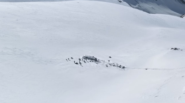 Un plano de 'La sociedad de la nieve', en el que se aprecia a lo lejos el avión siniestrado